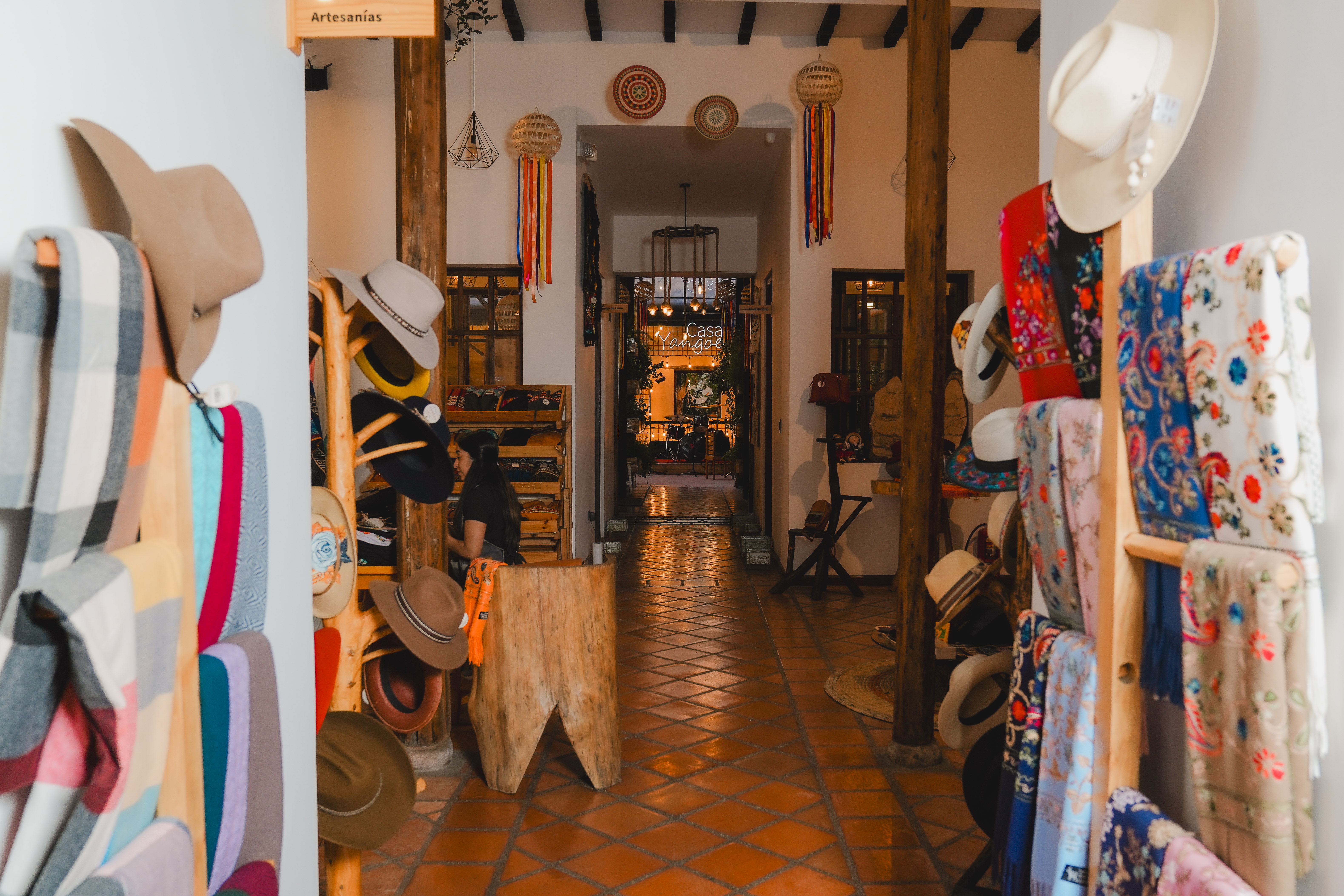 Interior del espacio cultural Casa Yangoe en el Centro Histórico de Cuenca